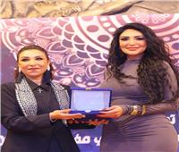 بشعر كيرلي وفستان طويل .. سالي عبد السلام تتألق أثناء استلام جائزتها
