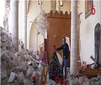 لبنانيون يزينون شجرة عيد الميلاد فوق أنقاض الكنائس التي دمرها الاحتلال 