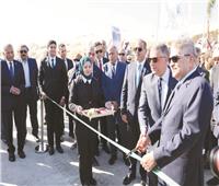 والدة الشهيد إسلام تبكى لحظة تخليد اسم نجلها