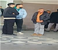 بالكمامة والكاب| سوزي الأردنية ووالدها يصلان المحكمة للاستئناف على حكم حبسها