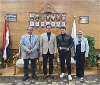رئيس جامعة بنها يهنئ طالب بكلية العلوم لتميزه العلمي