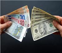 انخفاض اليورو مقابل الدولار لأضعف مستوى له في أكثر من عامين