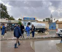 فرق الطوارىء تواصل إزالة مياه الأمطار بمطروح 