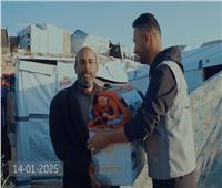 فيديو| مصر توزع طرودا غذائية على العائلات النازحة في مخيمات غزة