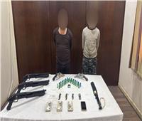 ضبط عاطلين بحوزتهما أسلحة نارية وبيضاء وذخائر غير مرخصة بالمرج 