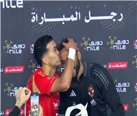 شاهد| إمام عاشور يهدي كهربا جائزة أفضل لاعب في مباراة الأهلي والجونة