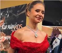 نيللي كريم تتألق بفستان أحمر لامع في حفل «JOY AWARDS» | فيديو