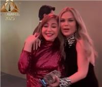 عناق حار بين منة شلبي ونيكول سابا بحفل «JOY AWARDS» | شاهد