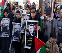 وصول حافلات الأسرى الفلسطينيين المفرج عنهم إلى غرب رام الله