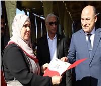 تسليم عقود الوحدات السكنية على المنتفعين بمدينة رفح الجديدة
