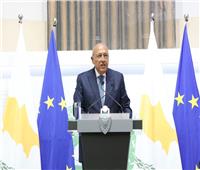 وزير الخارجية السابق يتقلد وسام الصليب الأعظم لمكاريوس الثالث