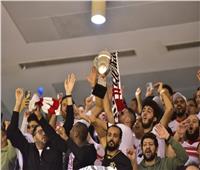 لاعبو الزمالك يحتفلون مع الجماهير بلقب البطولة العربية للطائرة
