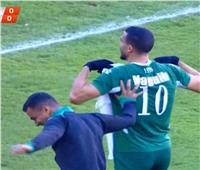 رفع تيشيرت يحمل صورة إيهاب جلال| لافتة طيبة من شكري نجيب بعد التسجيل أمام الإسماعيلي
