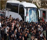 وصول حافلة تقل مجموعة من الأسرى الفلسطينيين المفرج عنهم إلى رام الله