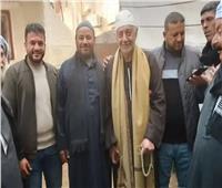 «جلسة عرفيه بالجلباب».. عبد العزيز مخيون يدفع دية شاب دهسه نجله بالخطأ