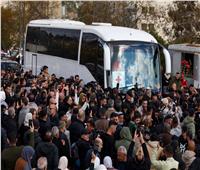 شاهد.. وصول أسرى فلسطينيين محررين من سجن عوفر الإسرائيلي إلى رام الله