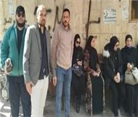 أسرة وأقارب أمل الطائر ينتظرون أمام المستشفى لتشييع جثمانه