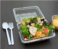 دراسة: تناول الطعام من العبوات البلاستيكية يهدد حياتك 
