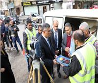 محافظ الجيزة يتفقد مركز معلومات شبكات المرافق للوقوف على آليات العمل