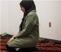 ما حكم صلاة المرأة بالملابس الضيقة؟.. الإفتاء تُجيب