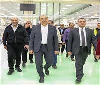 وزير قطاع الأعمال يشارك العاملين بمصانع الغزل والنسيج بالمحلة الإفطار 