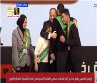 الرئيس السيسي يكرم عددا من أسر الشهداء ومصابي العمليات الحربية  