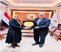 «تطوير التعليم بالوزراء» يُكرم «عاشور» تقديرًا لدعمه مهارات القرن