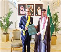 الملك سلمان يمنح سفير مصر بالسعودية وشاح الملك عبد العزيز من الطبقة الثانية 