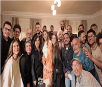 فركش.. انتهاء تصوير «حسبة عمري» واحتفالات أبطاله بـ تورتة سوداء