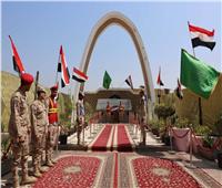 محافظ المنيا يضع إكليلاً من الزهور على النصب التذكاري