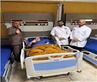 فريق طبي بالغردقة ينقذ يد سائح من الشلل.. وزوجته نثق بالطب المصري