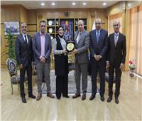 رئيس جامعة المنصورة يُكرِّم فريق مركز الحفريات الفقارية بعد تحقيق اكتشاف عالمي