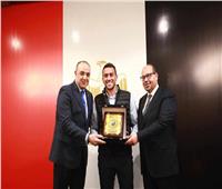 شاب صيني من متحدي الإعاقة يكرّم البطل الأولمبي أحمد أسامة الجندي برسم تذكاري