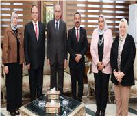 محافظ المنيا يكرم وفد مدارس النيل الدولية 