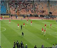 لاعبو منتخب مصر يجرون عمليات الإحماء قبل مواجهة سيراليون بتصفيات المونديال