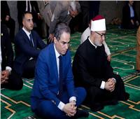 الشيخ أحمد نعينع يؤم الصلاة بحضور مفتي الجمهورية