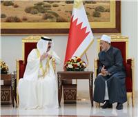 هاتفيًا| ملك البحرين يطمئن على شيخ الأزهر ويهنئه بعيد الفطر المبارك