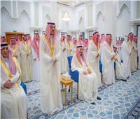 خادم الحرمين الشريفين يؤدي صلاة عيد الفطر في جدة بحضور عدد من الأمراء والمسؤولين