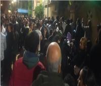 الآلاف يودعون الأنبا باخوميوس أمام كنيسة «مارمرقس» بدمنهور 