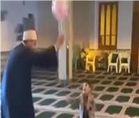 مشهد لطيف.. شيخ يلعب مع الأطفال في أحد مساجد الأسماعيلية| فيديو