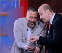 حلاوة شعر وعسلية.. ماجد المصري يفاجئ عمرو أديب بـ«هدية» على الهواء