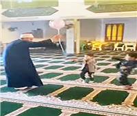 بعد فيديو «واقعة البلالين» ..خلاف بين العلماء حول «لهو الأطفال» بالمساجد