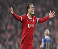 فيرجيل فان دايك يجدد تعاقده مع ليفربول حتى 2027