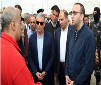 محافظ الإسماعيلية يتابع ميدانيًّا التزام السائقين بالتعريفة الجديدة| صور 