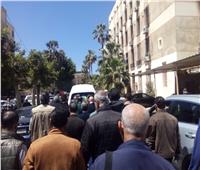 غياب نجوم الفن عن جنازة زوج عارفة عبد الرسول بالإسكندرية| صور