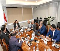 وزير الإسكان يُتابع موقف توريد عدادات المياه مسبقة الدفع بالمدن الجديدة