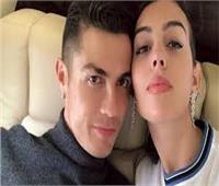 جورجينا رودريجيز تستعرض خاتمها الماسي مع وشم عربي على يدها