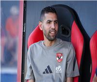مؤمن زكريا يؤازر الأهلي من على مقاعد البدلاء أمام فاركو| شاهد