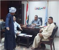 رئيس مدينة إسنا يبحث طلبات وشكاوي المواطنين في اليوم المفتوح