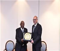 وزير العمل يناقش مع نظيره السوداني تبادل الخبرات 